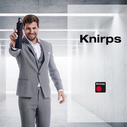 Ein Mann hält einen Knirps T.200 Regenschirm in Navyblau