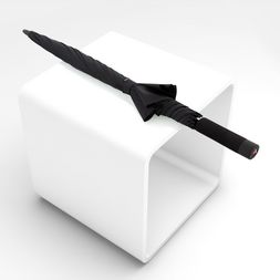 Knirps U.900 Eleganter schwarzer Knirps U.900 Regenschirm, liegend auf weissem Höcker fotografiert