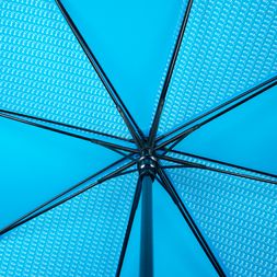 Nahaufnahme eines blauen Schirms mit weissem Aufdruck