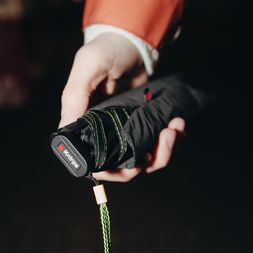 Neongrüne Kontrastnaht Knirps Taschenschirm US.050 in Schwarz mit neongrüner Kontrastnaht