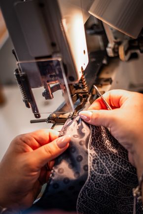 Strotz Swiss Made Regenschirm Produktion Nähen eines Swiss-Made-Regenschirms an der Nähmaschine