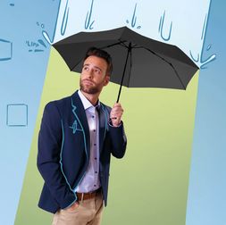 Knirps U.S.050 Imagebild Knirps Taschenschirm Modell U.S.050 in der Farbe grau, gehalten von einem attraktiven Mann