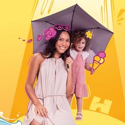 Frau mit Kind hält rosa Knirps HeatShield Regenschirm mit schwarzem Innen-Coating, ausgestattet mit UV-Schutz und Hitzere­duzierung für optimalen Sonnenschutz.