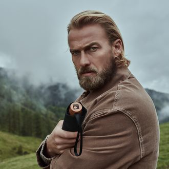 Mann hält einen Knirps Manual Regenschirm in Schwarz in der Hand