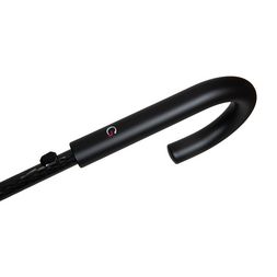 Nahaufnahme eines Schirmgriffs mit Logodruck